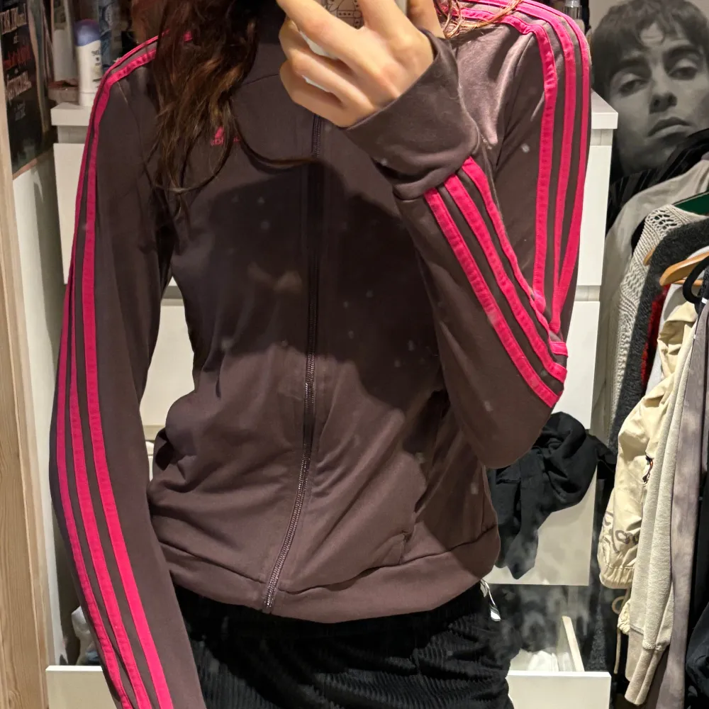 en mörklila adidas zipup med rosa stripes i bra skick <3 säljer då jag har en liknande jag använder mer :) väldigt skön och stretchig  i storlek S ❤️. Tröjor & Koftor.