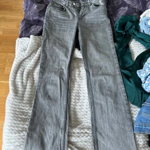 Ljusgrå jeans - Ett jättefint par midwaist bootcut jeans från Gina tricot, bra längd på dessa jeans💕