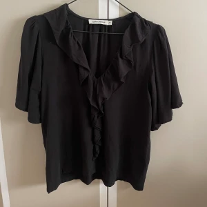 Svart blus - Svart blus från Carin Wester, storlek 34💗