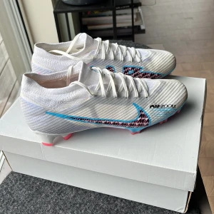 Nike air zoom mercurial vapor 15 elite - Sjukt snygga och fräscha Nike mercurials, knappt använda då jag fick nya. Dm för frågor, pris kan diskuteras! ❗️og box finns ej tyvärr❗️