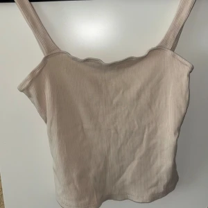 Linne - Ribbat linne från Shein i storlek M, mycket bra skick. Köptes för 69:-, säljer för 30:-.