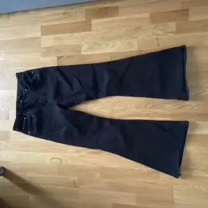 Svarta wide flair jeans med ett stretchigt material. Använda Max 5 gånger