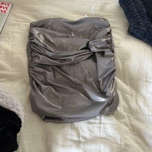 Kjol - Använt 1 gång då den var försliten för mig Men kan användas som topp och kjol och ser så coolt ut 