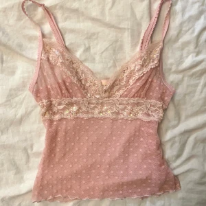 Rosa spets topp med paljetter  - En rosa spets topp med paljetter som inte kommer till användning då jag själv tycker att den är för kort. Den är helt genomskinlig så man måste ha ett linne under (jag har ett vitt linne i bilden)  Skriv om ni undrar något mer 💕🫶