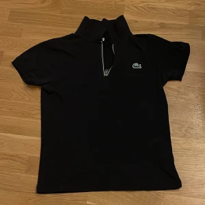 Lacoste zip T-shirt  - Har använt den några gånger fortfarande ny  storlek M men passar 100% s