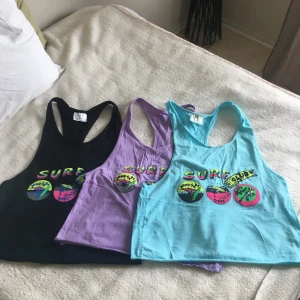 Linne med surf tryckt  - Vintage från år 1990 Linne med surf tryckta ..det finns i tre färger . Säljer per styck  för 50kr .. FREE storlek.