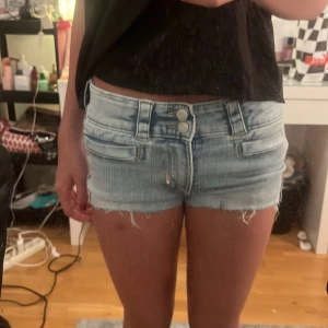 Jeans shorts - Egentligen byxor jag köpte som jag inte använde och klippte om till shorts men det ser nästan ut som att det altid har varit shorts