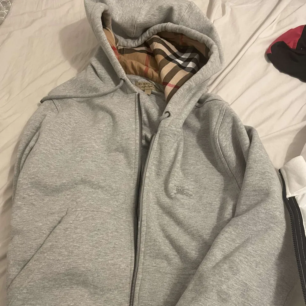 Burberry hoodie knappt använd. Hoodies.