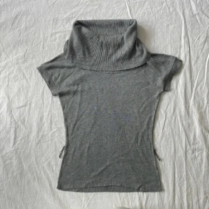 Gullig höst topp  - Funderar på att sälja denna topp så söt, men inte riktigt min stil. Den har en liten fläck (se på sista bilden) men i bra skick! Skriv för fler frågor🙏🏼💋