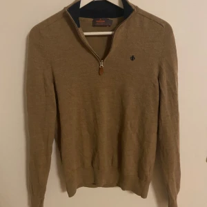 Morris crewneck  - Schysst Morris crewneck i M men passar mer S, otrolig skön!🤩 den är i helt okej skick men inget farligt, andvänd sparsam. Jag är 179 cm och 70 kg och då är den ganska tajt men fungerar. Kontakta vid frågor😁