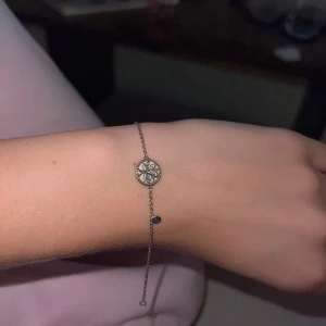 Smycke - Matchande halsband och armband. Äkta silver på båda. Vet inte märket, fått i present. Inte silver putsat, något du kan göra själv eller be mig om innan🫶🏻 de är justerbara och går att anpassa efter sig själv 