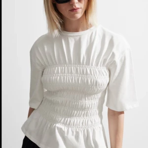 Smockad topp - Säljer min hm topp då den inte kommer till användning. Strl S. Köptes för 500kr och säljer för 250kr❤️