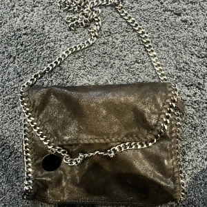 Väska - Säljer denna Stella mccarteny liknade väskan då den inte kommer till användning. Väskan är topp skick!  Väskan är svart med silvriga detaljer  Fler bilder kan fås.