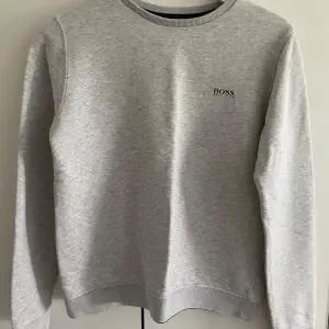 En Hugo boss sweatshirt! Tröjan är verkligen i topp skick då den endast är använd ett fåtal gånger! Hör gärna av dig vid frågor eller funderingar!