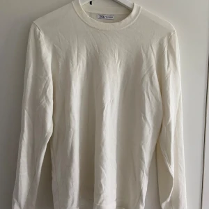 Sweatshirt  - Säljer min vita sweatshirt i merinoull. Skicket på tröjan är 9/10. Hör gärna av dig vid frågor eller prisförslag. 