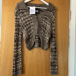 Vintage kofta - Här har vi en ursnygg tröja som jag aldrig använt, lappen finns fortfarande kvar. Reclaimed vintage.   Originalpris 429kr. Köpt på rea.