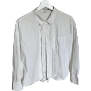 Skjorta  - Liten skjorta med en fläck där av priset