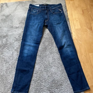 Replay Jeans - Utmärkt skick, använd ca 3 gånger, bra passform, size 31, passar 170-180 cm.