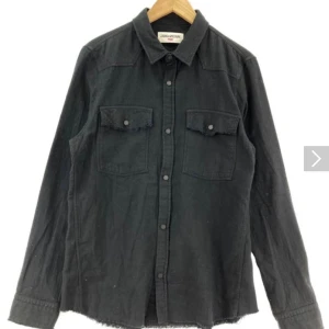 Zadig & Voltaire distressed overshirt - Zadigvoltaire overshirt Använt skick Strl M  Dm för fler frågor Bilderna är inte mina (orkade inte ta egna)  Priset är förhandlingsbart 