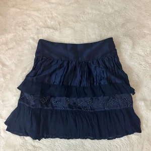 Mörkblå volang kjol med pärlor  - Mörkblå volang kjol me pärlor, storlek S/36, Mycket bra skick. 