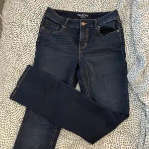 Jättefina marinblå jeans som tyvärr inte passar mig så bra men älskar dom!! Skriv privat för mått ich fler bilder!!❤️❤️priset går att diskuteras på alla mina varor då jag vill bli av med allt!❤️