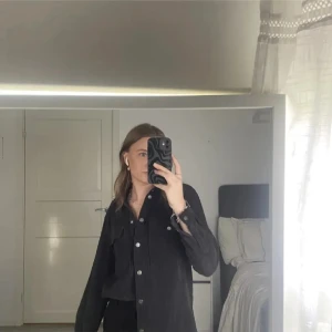 Jacka/ tröja  - Tunn kofta/jacka som passar perfekt till en lite kyligare sommar! Använd fåtal gånger och är i fint skick! 