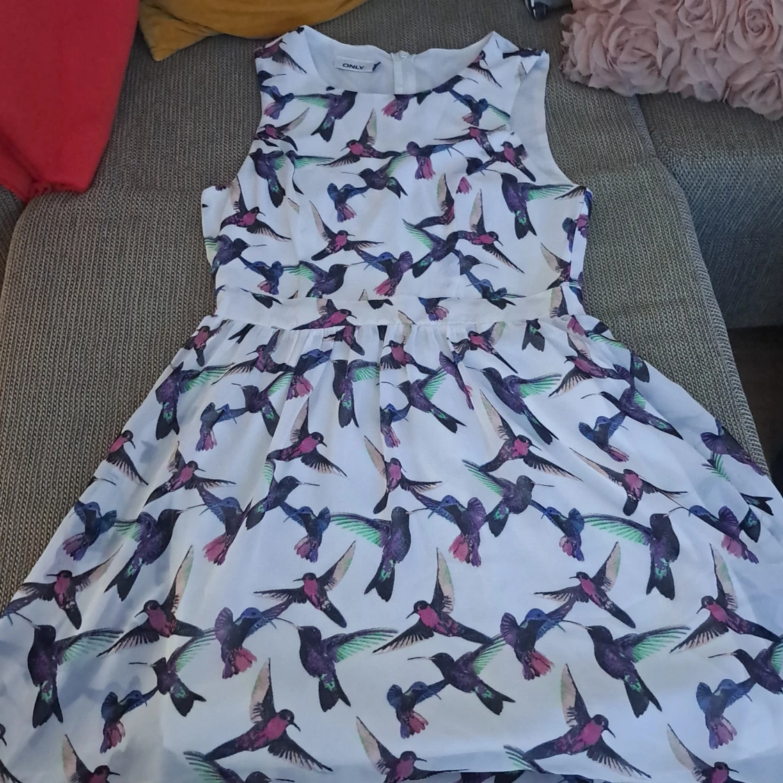 Vit ärmlös klänning med fågelmönster