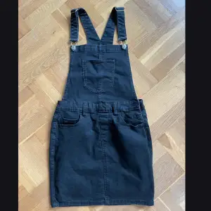 Svart denimkjol med hängslen. Storlek S. Skriv för mer bilder eller mått!