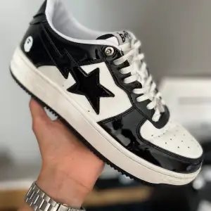 Ett par svartvita sneakers från BAPE i bra skick.      (obs dessa är replik@s⚠️)                                       Nypris på ett äkta par ligger på runt 6000kr                                       Pris kan diskuteras vid en snabb affär🚀