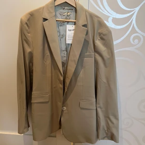 Forever Blazer - Säljer denna blazer/kavaj från Djerf Avenue, färgen Greige (den är lite ljusare i verkligheten än bild) aldrig använd! Nypris 2000kr