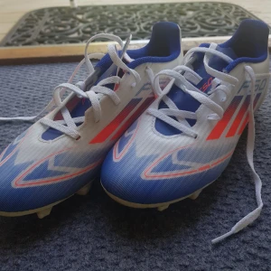 Adidas fotbollsskor  - Säljer dessa fotbollsskor från Adidas som köptes för två dagar sedan. Ny skick på skorna och har bara vid ett tillfälle används. Säljer då det verkligen kändes för små.