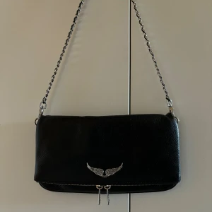 Zadig Voltaire Rock Cloutch väska  - Säljer nu min ur snygga Zadig väska då den inte kommer till användning längre. Finns några ytterst små repor i skinnet (inget man lägger märke till) annars jättefint skick! Nypris 3 600kr skriv vid minsta fråga❤️‍🔥❤️‍🔥 (pris går att diskutera)