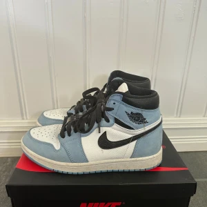 Jordan University blue - Säljer dessa i bra skick, storlek 42, box medföljer