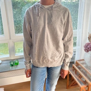 Stickad hoodie - Säljer denna jätte sköna stickade hoodien då den inte längre kommer till användning. Kan mötas upp i Stockholm eller posta. Pris kan diskuteras🩷🩷Den har ett litet hål på underarmen, skriv för fler bilder. 