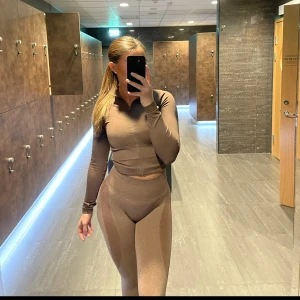 Nvgtn - Nvgtn tights i standard modellen contour i färgen cocoa. På första bilden ser dom ljusare ut pga belysningen men andra bilden är tagen i solljus och mest rättvis. Storlek xs