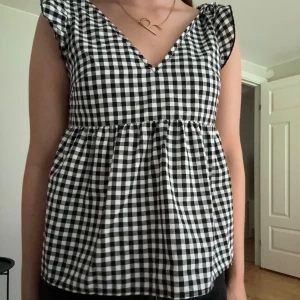 Rutig topp - Söt rutig topp! Man kan även knyta där bak, skriv för fler bilder