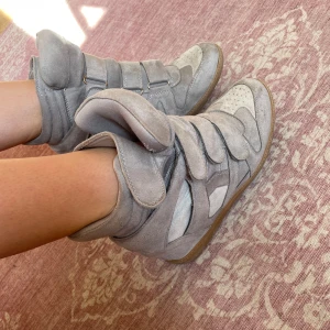 Isabel marant liknande - Super snygga wedge sneakers🍾 Dom ser precis ut som äkta isabel marant!! identiska verkligen😻 Strlk 40 men passar allt mellan 41-39💋🍸 Fraktar samma dag man köper!!