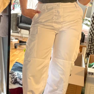Vita militär och cargobyxa - Snygga och coola militärbyxor köpta secondhand och i bra skick. Har spännen vid midjan så man kan ta in och ut några centimeter. 
