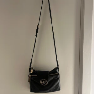 Michael kors väska  - en jätte fin väska som ej kommer till användning ❤️