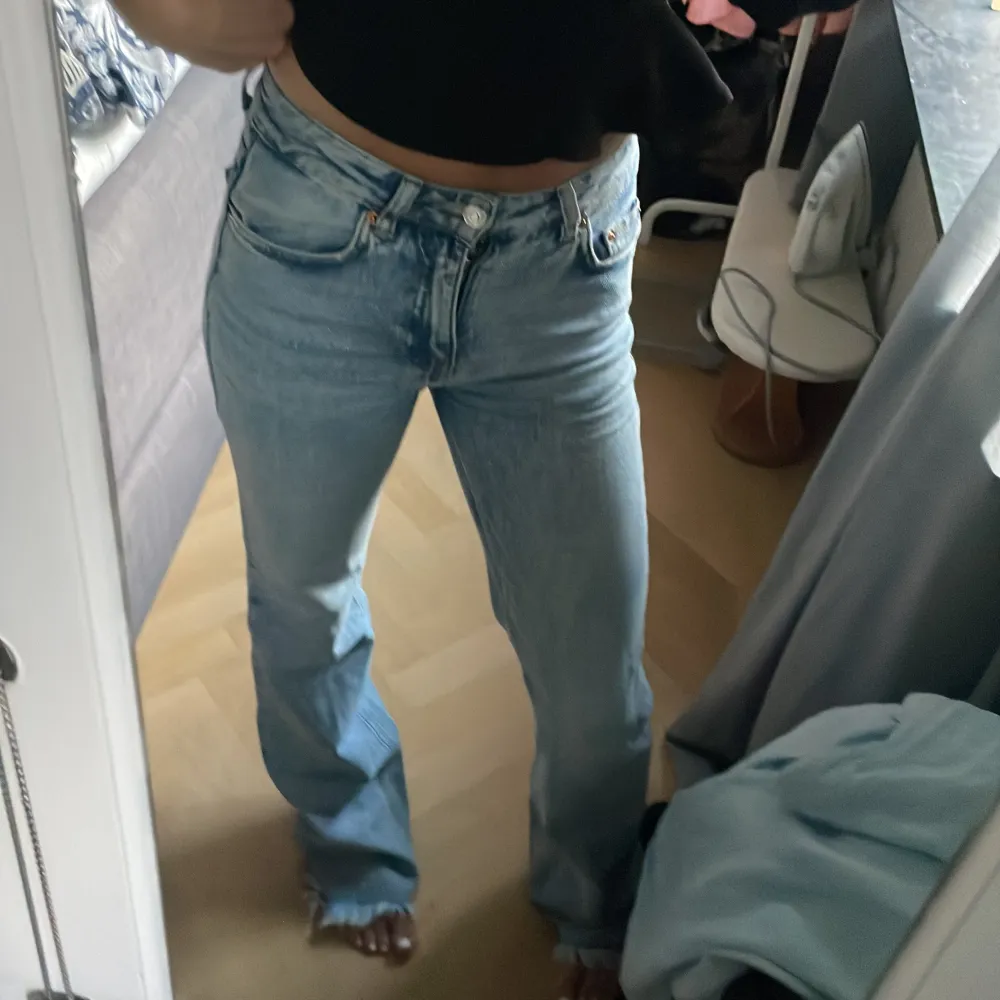 Så fina mid-waist jeans från Gina Tricot!  Lite för långa på mig som är 163, därav lite nertrampade (se bild 5). Storlek 32 passar xs . Jeans & Byxor.