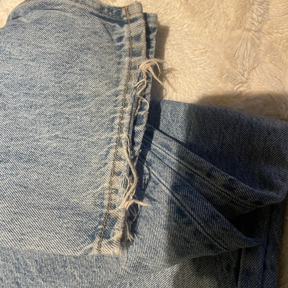 Säljer nu dessa fina jeans med slits ifrån Gina Tricot då de inte längre kommer till användning! Nypris 600kr🤍. Jeans & Byxor.