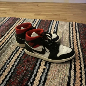Air Jordan’s mid skor  - air jordans mid, lite creased men kan lätt fixas. Dom är knappt använda tack vare att jag inte riktigt gillat hur dom sitter på mig.