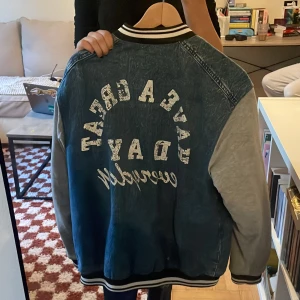 Jeans jacka - En gammal jeans jacka jag inte använder längre men den är i bra skick