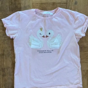 T-shirt med tryck 🦢🤍, i storlek 134/140 - I fint skick!!!