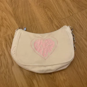 Handväska - Ljusbeige handväska köpt på hm bra skick använd fåtal gånger.