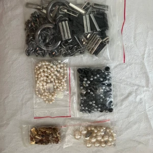 Repobjekt smycken blandade pyssl - Blandade trasiga accessoarer. Använd de till tex pyssel. Repobjekt.