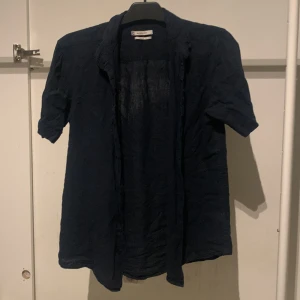 Linne shorta - Linné skjorta från cubus, riktigt stilig och skön. Bara skriva ifall ni undrar något☺️ DEN ÄR MÖRKBLÅ MEN SER LITE SVART UT PÅ BILD