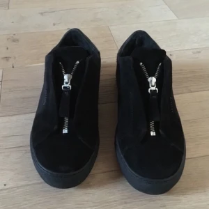 Arigato skor - Sköna sköna skor passar med många outfits och är väldigt modernt,box ingår. Priset går att diskutera. Hör av er vid frågor😊