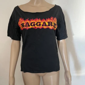 T-shirt raggare  - Omsydd, figursydd och uppklippt halsring. Välanvänd i fint skick.