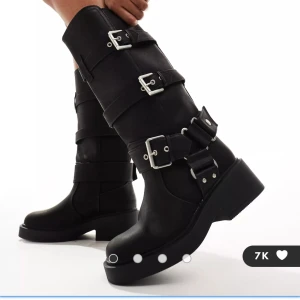 Bikerboots  - Svarta bikerboots från ASOS. Köpta för två veckor sedan och endast använda vid ett tillfälle så de är i princip i nyskick. Bara att skriva för egna bilder! 🩵